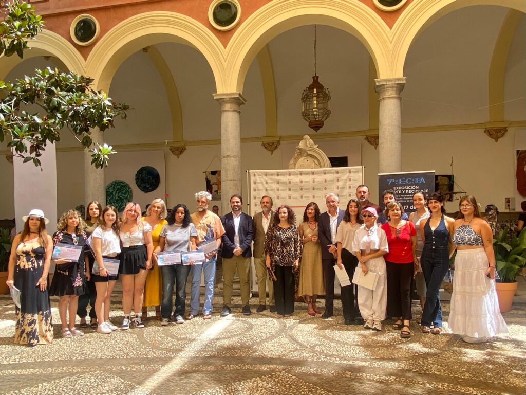 Foto de familia de los participantes en el certamen de Arte y Reciclaje Re-Crea - 