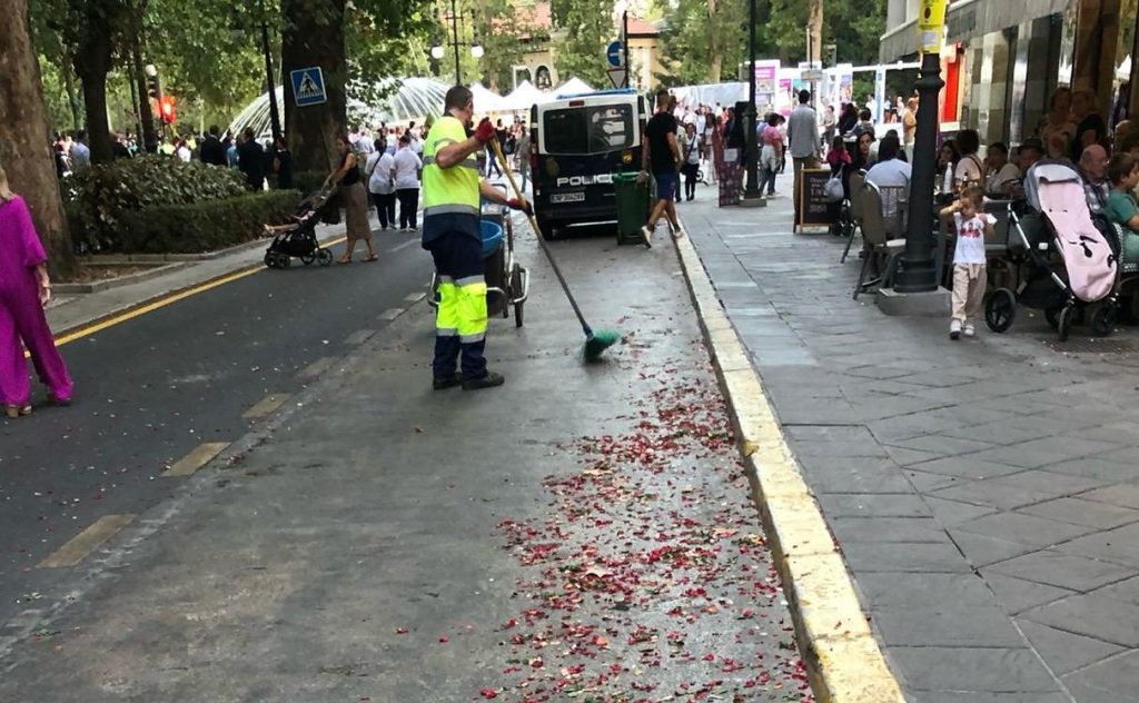 Limpieza tras la Ofrenda Floral a la Virgen de las Angustias - 